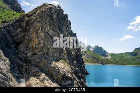 La splendida vista panoramica di Lunersee è un grande lago alpino che sovrasta Brandnertal, nello Stato austriaco del Vorarlberg. Foto Stock