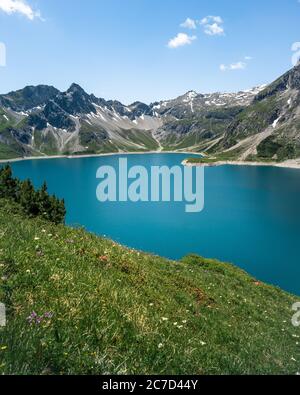 La splendida vista panoramica di Lunersee è un grande lago alpino che sovrasta Brandnertal, nello Stato austriaco del Vorarlberg. Foto Stock