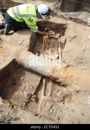 L'archeologo Clare McCabe dai tram a Newhaven progetto di scavo di resti umani, che potrebbero risalire fino al 1300, dalle tombe della Chiesa Parrocchiale di Leith Sud il cui cimitero medievale si estende sotto la superficie stradale di Constitution Street, Leith. Foto Stock