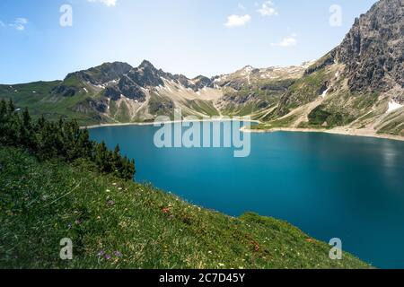 La splendida vista panoramica di Lunersee è un grande lago alpino che sovrasta Brandnertal, nello Stato austriaco del Vorarlberg. Foto Stock