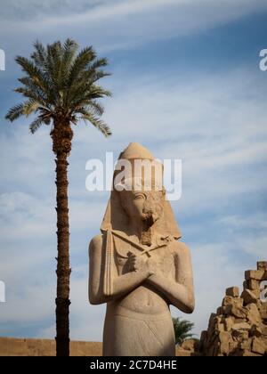 primo piano della famosa statua gigante di ramses ii nel tempio di karnak Foto Stock