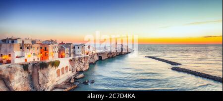 Vieste - splendida cittadina costiera sulle rocce pugliesi. La chiesa di San Francesco di Vieste. Penisola del Gargano, Puglia, Italia meridionale, Europa. Foto Stock