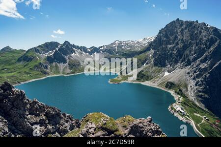 La splendida vista panoramica di Lunersee è un grande lago alpino che sovrasta Brandnertal, nello Stato austriaco del Vorarlberg. Foto Stock