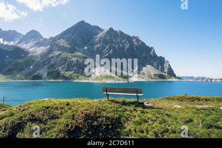 La splendida vista panoramica di Lunersee è un grande lago alpino che sovrasta Brandnertal, nello Stato austriaco del Vorarlberg. Foto Stock