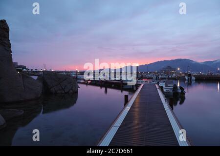 Fantastica vista al tramonto delle barche nella bellissima Marina di Villasimius. Località: villasimius, Provincia di Cagliari, Sardegna, Italia, Europa Foto Stock