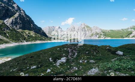 La splendida vista panoramica di Lunersee è un grande lago alpino che sovrasta Brandnertal, nello Stato austriaco del Vorarlberg. Foto Stock