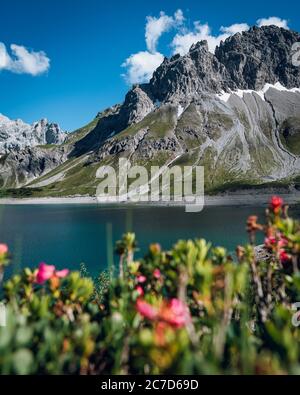 La splendida vista panoramica di Lunersee è un grande lago alpino che sovrasta Brandnertal, nello Stato austriaco del Vorarlberg. Foto Stock