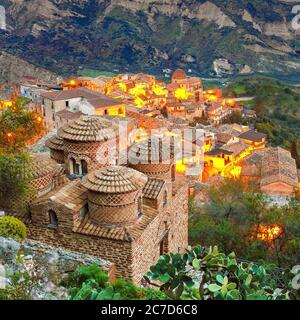 Tramonto sul famoso borgo medievale di stilo in Calabria. Vista sulla chiesa e sulla città. Italia meridionale. Europa. Foto Stock