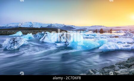 Bellissimo paesaggio con iceberg galleggianti nella laguna glaciale di Jokulsarlon al tramonto. Posizione: Jokulsarlon laguna glaciale, Parco Nazionale di Vatnajokull, Foto Stock