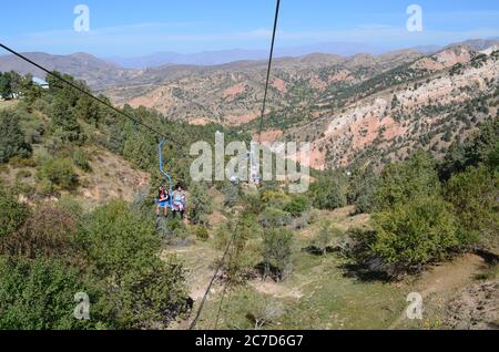 Discesa e salita in montagna con funivia. In una giornata estiva soleggiato. Montagne dell'Uzbekistan, Beldersay. Foto Stock