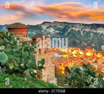 Alba sul famoso borgo medievale di stilo in Calabria. Vista sulla chiesa e sulla città. Italia meridionale. Europa. Foto Stock