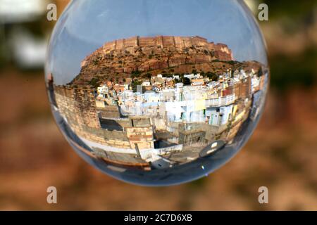 Colpo orizzontale del riflesso del castello di Mehrangarh in Jodhpur India in una palla di vetro. Foto Stock