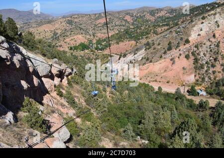 Stazione della funivia nelle montagne dell'Uzbekistan. In una giornata estiva soleggiato. Beldersay montagna. Foto Stock
