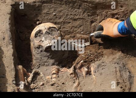 Archeologi dai tram a Newhaven progetto di scavo di resti umani, che potrebbero risalire fino al 1300, dalle tombe della Chiesa Parrocchiale di Leith Sud il cui cimitero medievale si estende sotto la superficie stradale di Constitution Street, Leith. Foto Stock