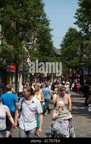 La gente che acquista nel centro di Doncaster, Yorkshire, Inghilterra. Foto Stock