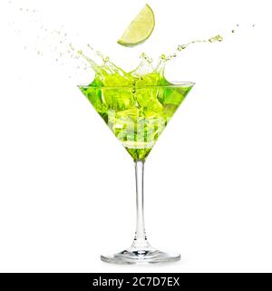 fetta di lime che cade in un cocktail verde che si spruzzi isolato su bianco Foto Stock