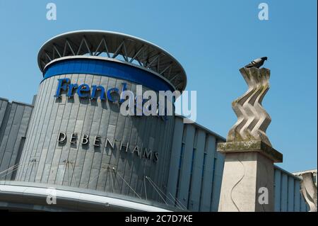 Statua fuori dall'entrata del centro commerciale Frenchgate nel centro di Doncaster, Yorkshire, Inghilterra. Foto Stock