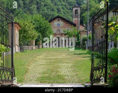 ingresso di una piccola chiesa circondata da alberi in una fitta foresta Foto Stock