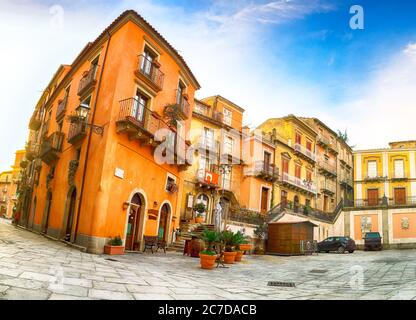 Panorama della piazza centrale del villaggio di montagna Novara di Sicilia, Sicilia, Italia Foto Stock