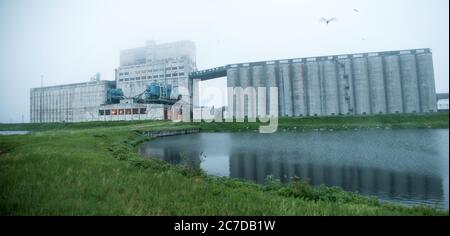 I silos di grano e gli ascensori presso la struttura di trasporto al porto di Churchill, sulla Hudson Bay nell'Oceano Artico, nel nord di Manitoba, Canada. Foto Stock