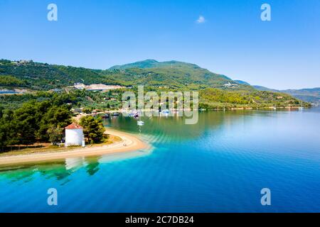 Vista panoramica della spiaggia e del vecchio porto di Gialtra, nel Nord Euboea (Evia), Grecia. Foto Stock
