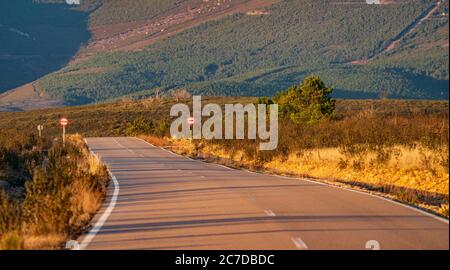 Strada in campagna senza cartelli di sorpasso e senza auto Foto Stock