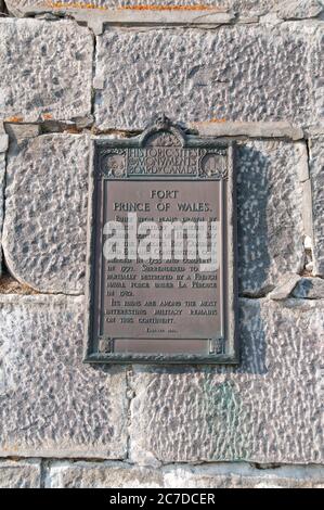 La targa con il cartello e l'ingresso al Forte del Principe di Galles e all'antico avamposto del bastione della Hudson's Bay Company, vicino alla città di Churchill, Manitoba, Canada. Foto Stock