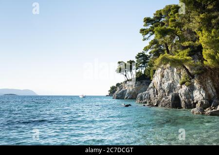 La costa bianca rocciosa con alberi e spiaggia dell'isola greca Skopelos delle Sporadi. Foto Stock