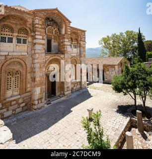 Lo storico monastero di Loukas in Grecia con le sue splendide chiese ed edifici costruiti in pietra dalle tinte calde in estate. Foto Stock
