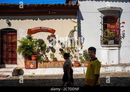 Creperie francese nell'architettura coloniale della città di Suchitoto villaggio. Suchitoto, Cuscatlan, El Salvador America Centrale Foto Stock