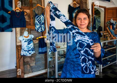 Arte añil negozio nel villaggio coloniale di Suchitoto. Suchitoto, Cuscatlan, El Salvador America Centrale. Una delle principali forme di artesanía nella S Foto Stock