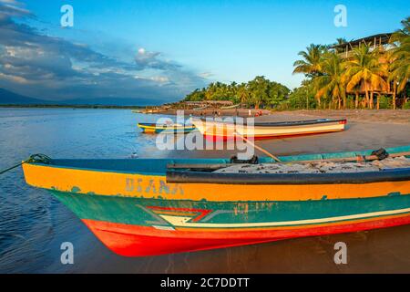 Barche di pescatori sulla spiaggia dell'isola di Isla la Pirraya, Usulutánin Jiquilisco Bay nel Golfo di Fonseca Oceano Pacifico El Salvador America Centrale. Altro Foto Stock