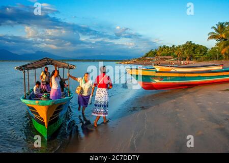 Barche di pescatori sulla spiaggia dell'isola di Isla la Pirraya, Usulutánin Jiquilisco Bay nel Golfo di Fonseca Oceano Pacifico El Salvador America Centrale. Altro Foto Stock