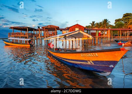 Barche di pescatori sulla spiaggia dell'isola di Isla la Pirraya, Usulutánin Jiquilisco Bay nel Golfo di Fonseca Oceano Pacifico El Salvador America Centrale. Altro Foto Stock