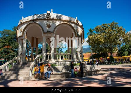 Pomeriggio al Parque Daniel Hernandez, centro di San Salvador. Quartiere di Santa Tecla. El Salvador, America Centrale. Foto Stock