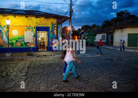 Negozio di souvenir Axul e strade nel centro della città di Concepcion de Ataco Ahuachapán dipartimento El Salvador America Centrale. Ruta De Las Flores, Depa Foto Stock