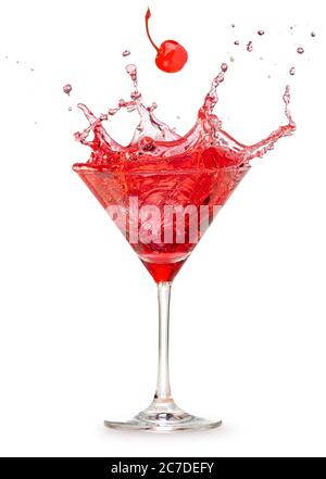 ciliegia cadente in un cocktail rosso spruzzi isolato su bianco Foto Stock