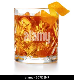 cocktail vecchio stile guarnito con buccia di arancia a torsione isolata Foto Stock