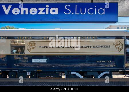 Belmond Venice Simplon Orient Express il treno di lusso è stato fermandosi alla stazione ferroviaria di Venezia Santa Lucia, la stazione ferroviaria centrale di Venezia. un ic Foto Stock