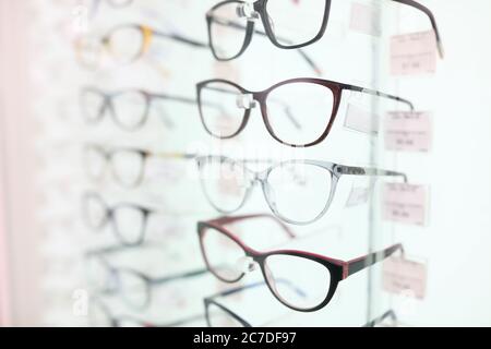 Sul supporto sono gli occhiali in belle cornici. Primo piano Foto Stock