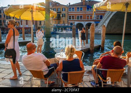 Ponte di Rialto. Turisti, sul Canal Grande, vicino alla Fondamenta del Vin, Venezia, UNESCO, Veneto, Italia, Europa Foto Stock