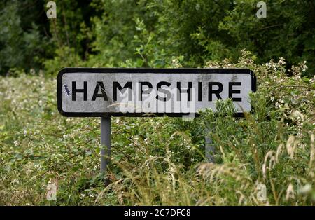 Un cartello per la Contea di Hampshire sul lato Della strada vicino a Darby Green dove la strada lascia Berkshire Foto Stock