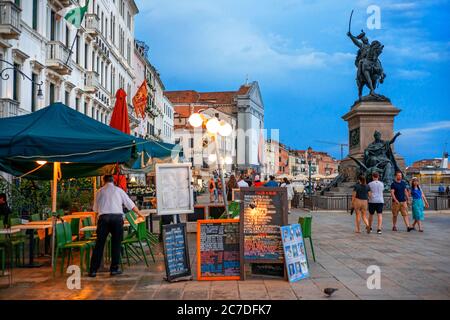 Ristoranti e statua del re Vittorio Emanuele monumento vicino al Ponte dei Sospiri sul Rio di Palazzo della paglia, Venezia, Ita Foto Stock