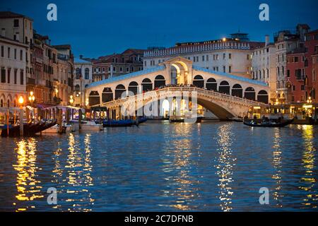 Ponte di Rialto. Gondole, con turisti, sul Canal Grande, vicino alla Fondamenta del Vin, Venezia, UNESCO, Veneto, Italia, Europa Foto Stock