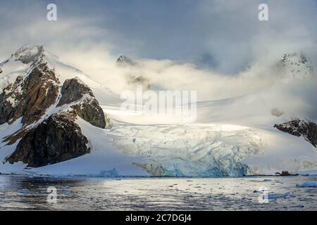 Stazione marrone Almirante base estiva argentina nella Penisola Antartica regioni polari Antartide, Antartide, Paradise Harbor aka Paradise Bay. Conf Foto Stock
