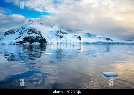 Paesaggio vicino stazione marrone Almirante base estiva argentina nella Penisola Antartica regioni polari Antartide, Antartide, Paradise Harbour aka P. Foto Stock