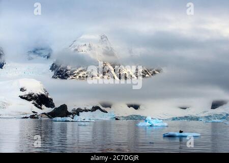 Paesaggio vicino stazione marrone Almirante base estiva argentina nella Penisola Antartica regioni polari Antartide, Antartide, Paradise Harbour aka P. Foto Stock