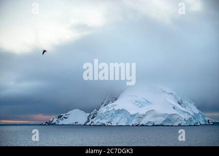 Paesaggio vicino stazione marrone Almirante base estiva argentina nella Penisola Antartica regioni polari Antartide, Antartide, Paradise Harbour aka P. Foto Stock