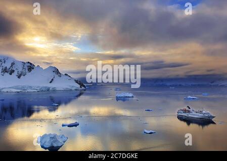 Vista dalla stazione di Almirante Brown base estiva argentina nella Penisola Antartica regioni polari Antartide, Antartide, Paradise Harbor aka Parad Foto Stock