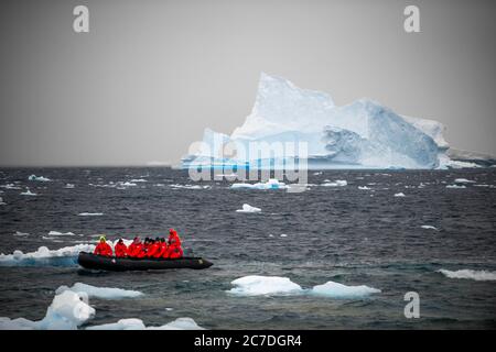 Esplorando con gli iceberg amoungst di Zodiac in Portal Point Antartico Penisola Antartica Antartide. Il RCGS Resolute One Ocean Navigator, un ghiaccio polare a cinque stelle Foto Stock